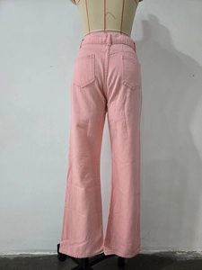 Vue arrière d'un jean rose à taille haute et jambe large avec poches sur un mannequin