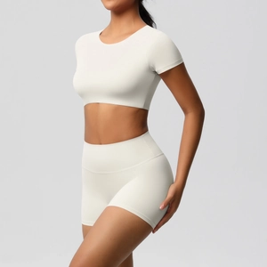 Nahaufnahme des cremeweißen Yoga-Sets mit kurzärmeligem bauchfreiem Top und High-Waist-Shorts