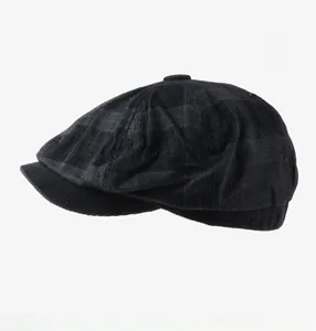 Vue latérale de la casquette gavroche en velours côtelé gris foncé avec texture vintage