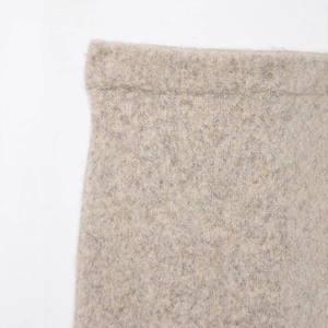 Jupe midi en maille minimaliste montrant la texture détaillée et les coutures soignées