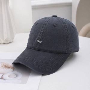 Dettaglio cappellino in cotone grigio scuro con ricamo Lucy bianco e visiera larga