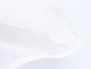 Vista macro dettagliata del tessuto bronzato floreale bianco con trama a rete