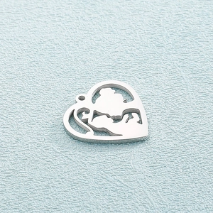 Pendentif cœur en acier inoxydable avec silhouette mère-enfant sur fond bleu texturé