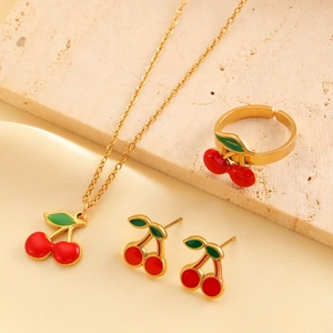 Parure de bijoux cerise dorée avec pendentifs en cristal rouge sur socle en pierre beige