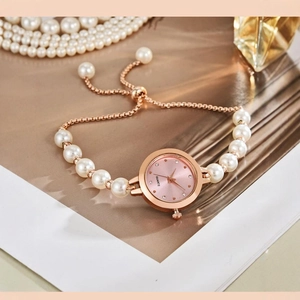 Elegante orologio in oro rosa con quadrante rosa e cinturino di perle da donna