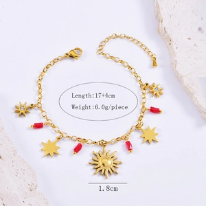 Détail du bracelet doré avec pendentifs soleil et étoile, perles rouges, longueur 17+4cm