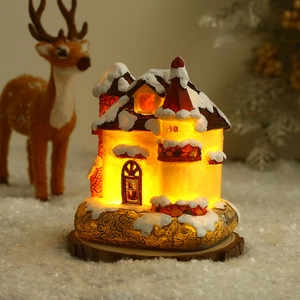 Maison de Noël lumineuse avec détails de neige sur socle en bois et lumière chaude