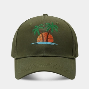 Gros plan détaillé sur la broderie de palmier tropical sur cette casquette vert olive