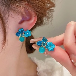 Boucles d'oreilles fleur en cristal bleu avec pierre oeil de chat et pétales en résine