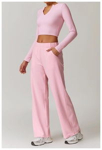 Detail of pink long sleeve crop top with V-neckline and tight fit yoga wear