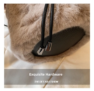 Vue détaillée du sac seau en peluche douce avec pendentif en métal argenté poli