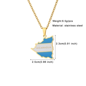 Détail du pendentif carte du Nicaragua avec couleurs du drapeau et matériau acier