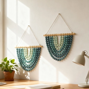 Böhmisches Wandbehang-Set mit Holzstäben und Perlenverlauf in Blau- und Grüntönen