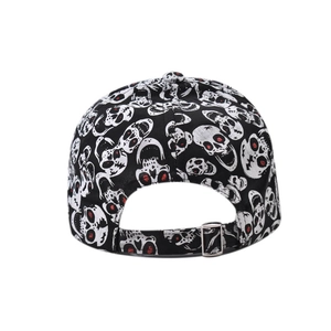 Detail der schwarzen Baseballkappe mit Totenkopf-Print und verstellbarer Metallschnalle