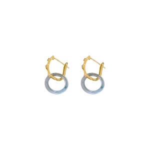 Boucles d'oreilles dorées avec pendentifs en résine marbrée et détails en zircon