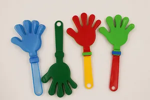 Détail de quatre mains d'applaudissement en plastique coloré pour fêtes et événements