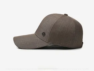 Vue détaillée de la casquette marron en tissu texturé avec logo métallique décoratif