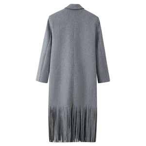 Vista posteriore di un cappotto lungo grigio in lana con orlo a frange e silhouette definita