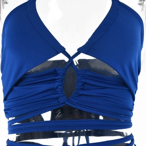 Détail du haut dos nu bleu marine avec découpe frontale et cordons de serrage à la taille