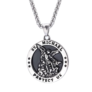 Collier médaille Saint-Michel en argent avec relief ange et dragon sur fond blanc pur