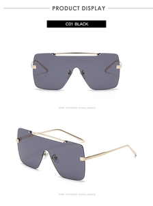 Detailansicht der quadratischen Übergroße-Sonnenbrille mit schwarzem Glas und Metallrahmen