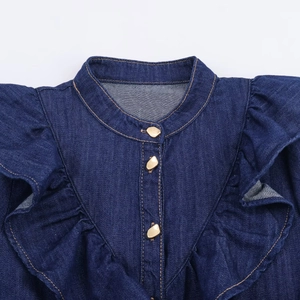 Chemise en jean pour femmes avec volants superposés et boutons métalliques dorés