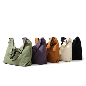 Cinque borse tote in tela di cotone minimaliste con tracolle regolabili multicolore