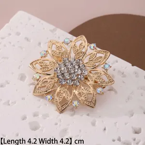 Détail d'une broche tournesol dorée de 4,2 cm avec cristaux scintillants et strass effet AB