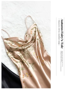 Vue détaillée d'une robe nuisette en satin champagne à fleurs sur fond en peluche blanc