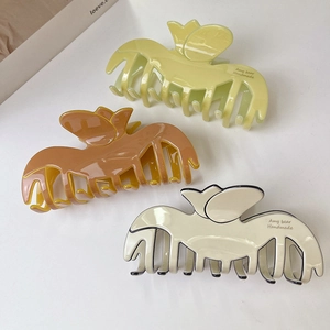 Set di tre mollette per capelli a tulipano in verde, caramello e crema per uno stile elegante