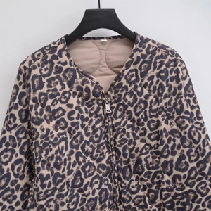 Veste matelassée à imprimé léopard avec fermeture éclair et surpiqûres losanges marron