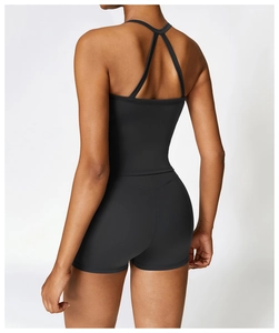 Vue détaillée de l'ensemble de yoga noir avec brassière dos nageur et short taille haute