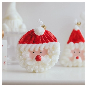 Vue détaillée d'une bougie parfumée Père Noël faite main avec texture en relief