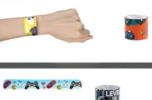 Vues détaillées de bracelets à claquer avec manettes de jeu et motifs de pixels rétro colorés