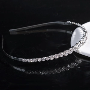 Serre-tête en argent avec zircons étincelants et rangée de cristaux pour femme élégante