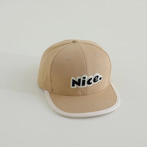 Détail d'une casquette enfant kaki avec broderie Nice et bordure contrastée blanche