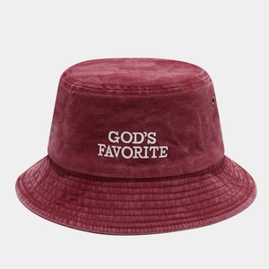 Gros plan sur le chapeau bob bordeaux délavé avec broderie blanche GOD'S FAVORITE