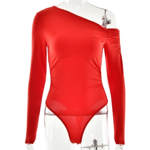 Détail d'un body rouge à une épaule et manches longues avec fronces latérales chic