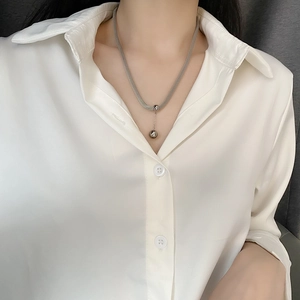 Collana a catena cubana in acciaio al titanio lucido con pendente a sfera minimalista