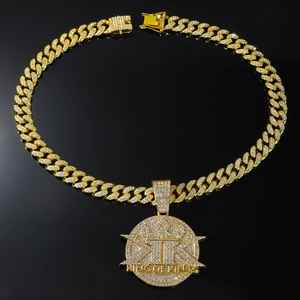 Chaîne cubaine hip hop dorée avec pendentif couronne King of Kings et strass brillants
