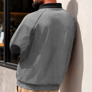 Veste grise pour homme avec col montant noir et coudières, vue de l'arrière