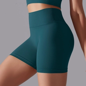 Détail macro du short de yoga sans couture à taille haute montrant la ceinture côtelée vert foncé