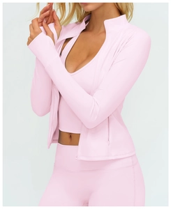 Détail de la manche de veste de yoga rose avec passage de pouce et tissu brossé extensible