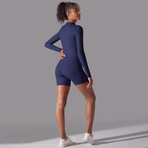 Dettaglio della tutina da yoga blu marina a maniche lunghe con texture del tessuto elastico