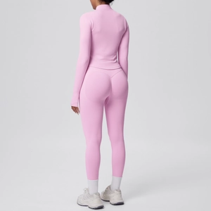 Vista posteriore del set yoga rosa che mostra il taglio aderente e i leggings