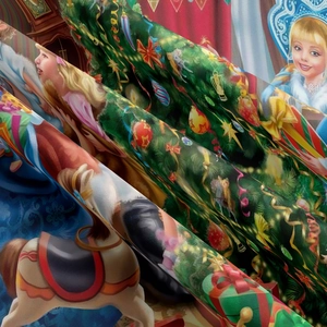 Detailansicht der gewebten Weihnachtstapisserie mit festlichen Baum- und Geschenkmustern