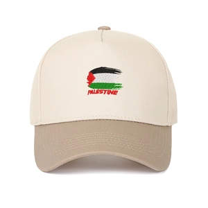 Dettaglio del ricamo della bandiera palestinese su un cappello beige e kaki