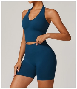 Detailstruktur des atmungsaktiven Neckholder-Sport-BHs und der nahtlosen Fitness-Shorts