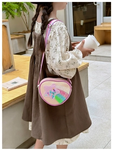 Sac bandoulière pailleté rose en forme de cœur pour enfant avec sangle arc-en-ciel