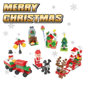 Set di mattoncini natalizi con Babbo Natale, renna e albero su sfondo bianco